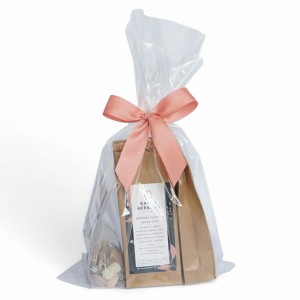 upominek: trzy herbaty i landrynki