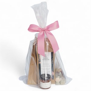 upominek: trzy herbaty, landrynki i miodek