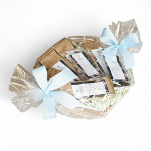 Kosz prezentowy średni: kawy, herbaty, słodycze